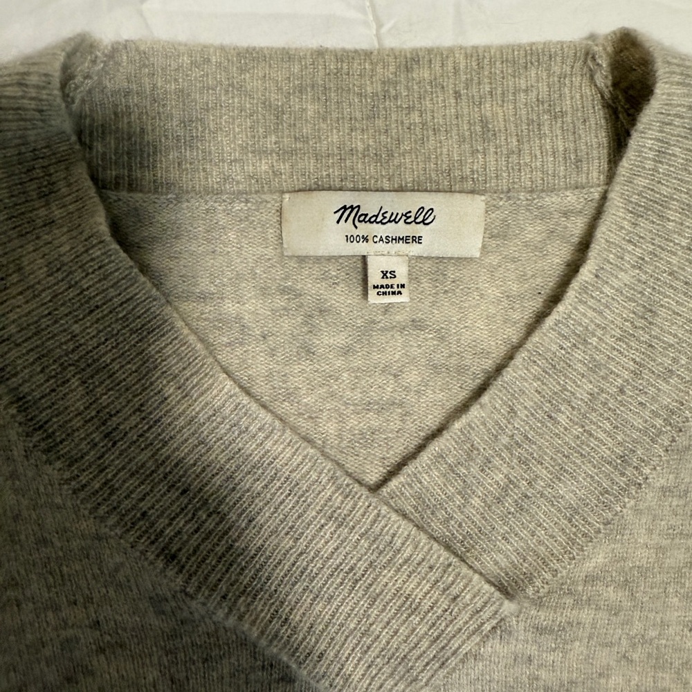 Madewell Cashmere V-Neck Sweater in Heather Shawdow - Picture 7 of 7